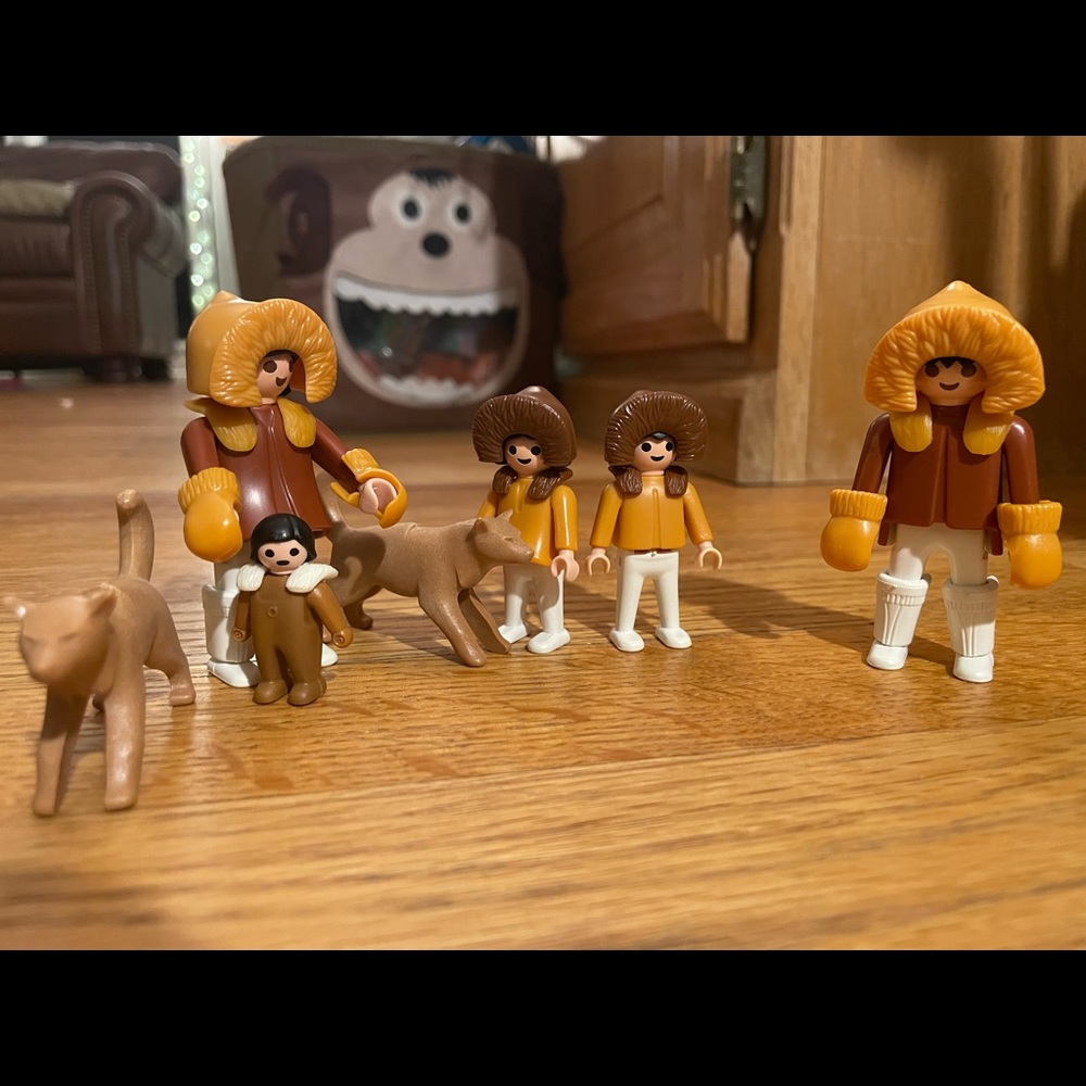 5/$25 Vintage playmobil Eskimo family